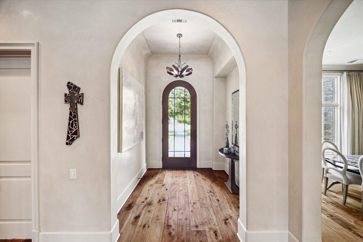 Interior, Pendant Lights, Wood Texture Flooring