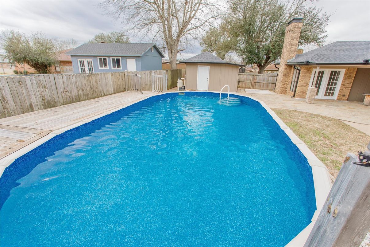 Exterior, Pool