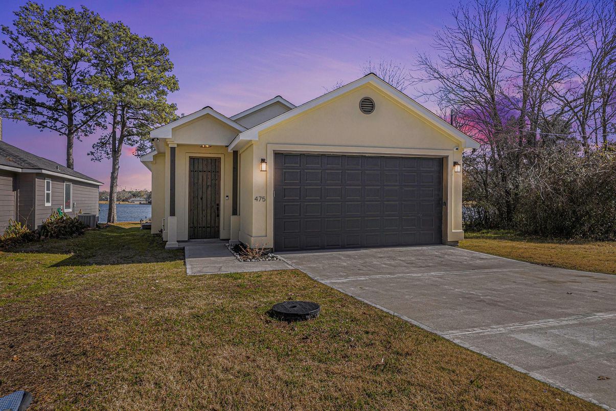 Attached, Exterior, Facade, Ranch