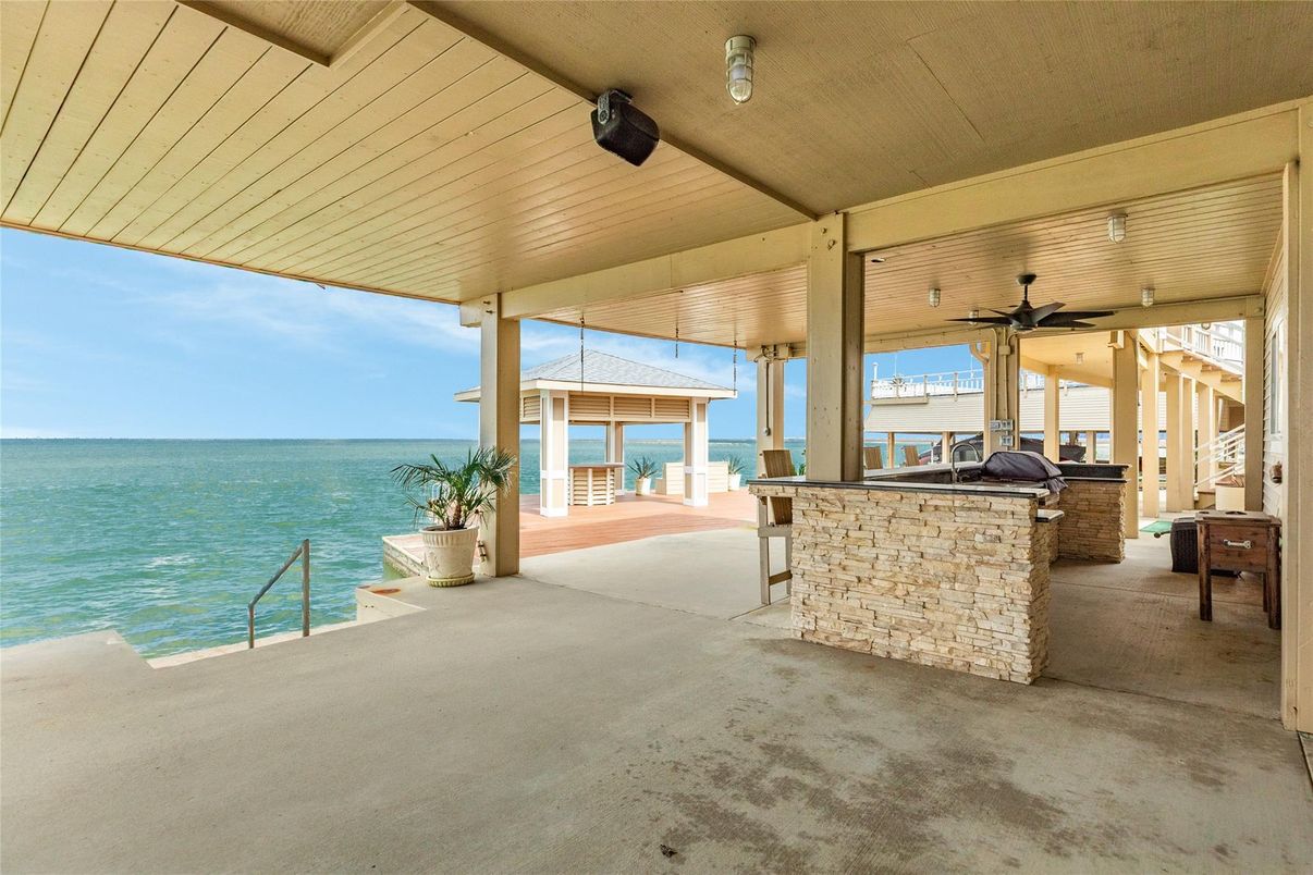 Exterior, Outdoor Kitchen, Water