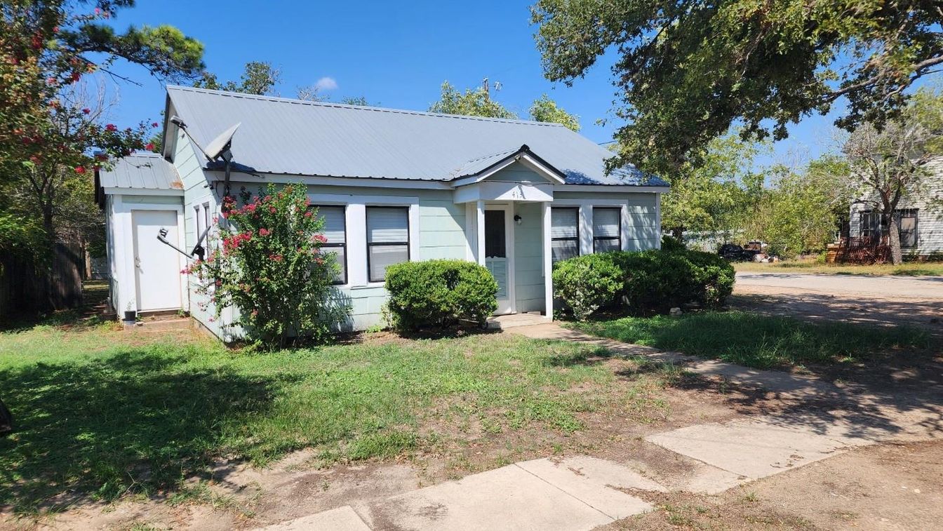 Exterior, Facade, Ranch