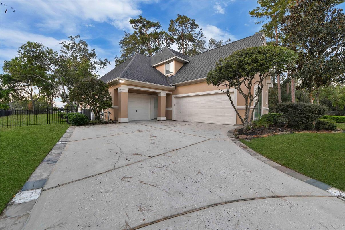 Attached, Exterior, Facade, French Provincial