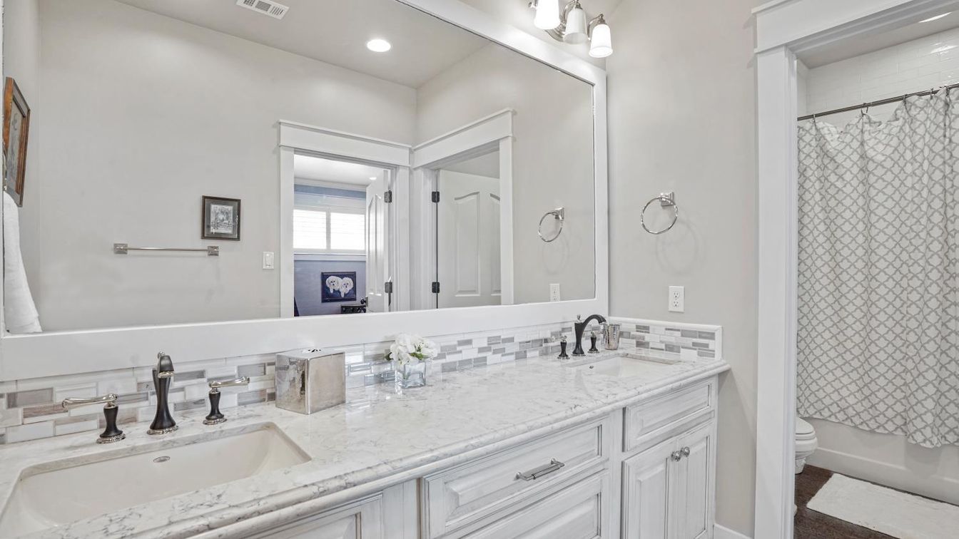 Bathroom, Dual Sink Vanities, Interior, Recessed Lighting