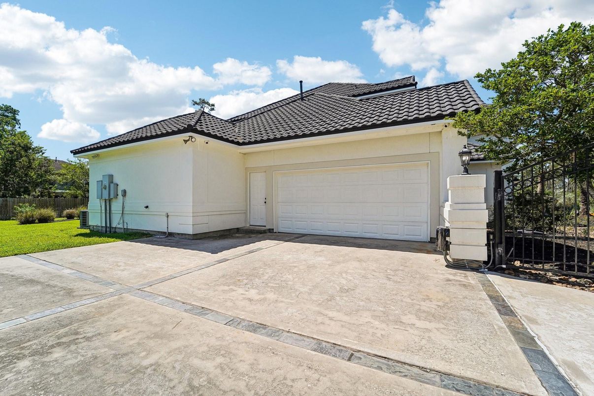 Detached Garage, Exterior
