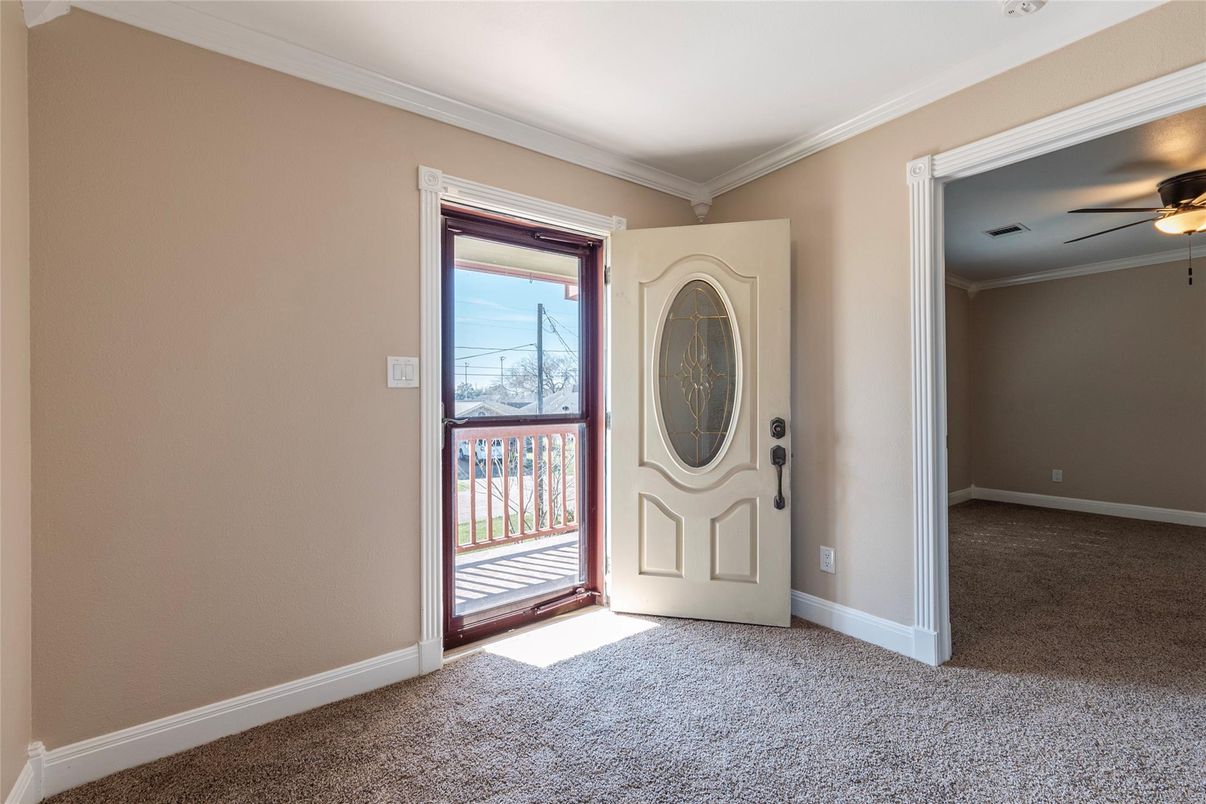 Empty room, Interior