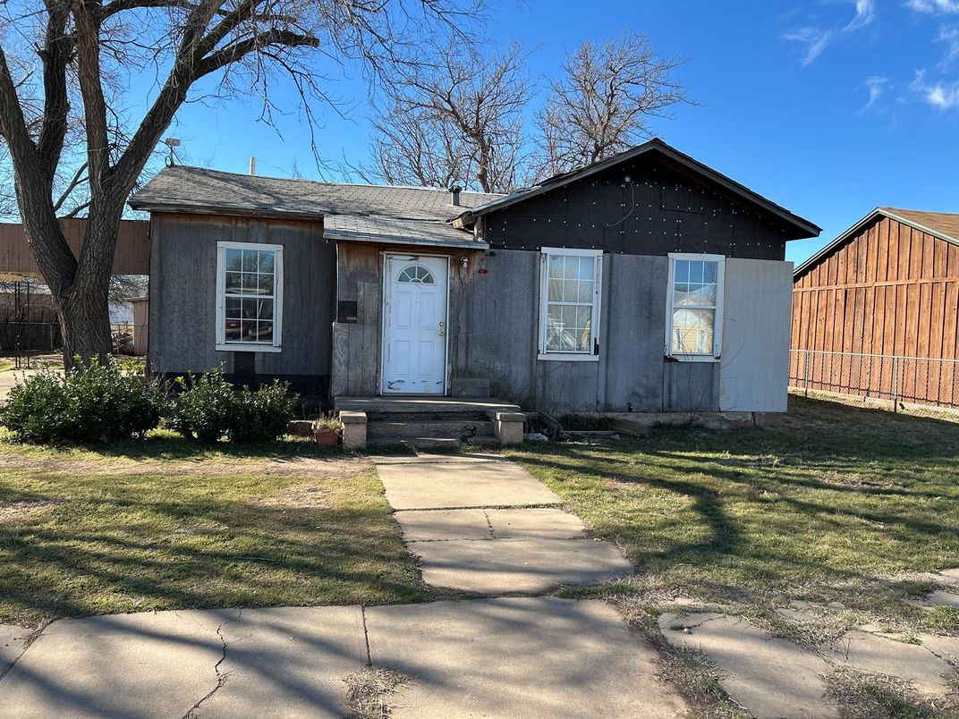 Exterior, Facade, Ranch