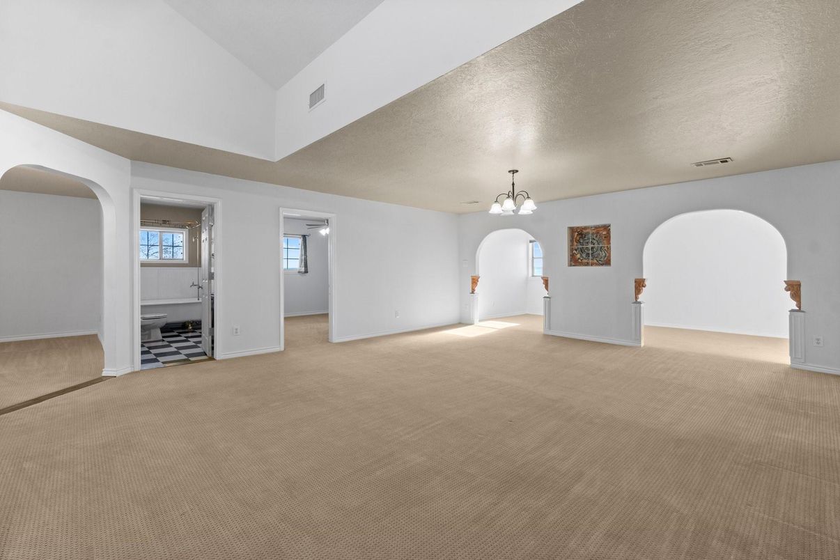 Empty room, Interior