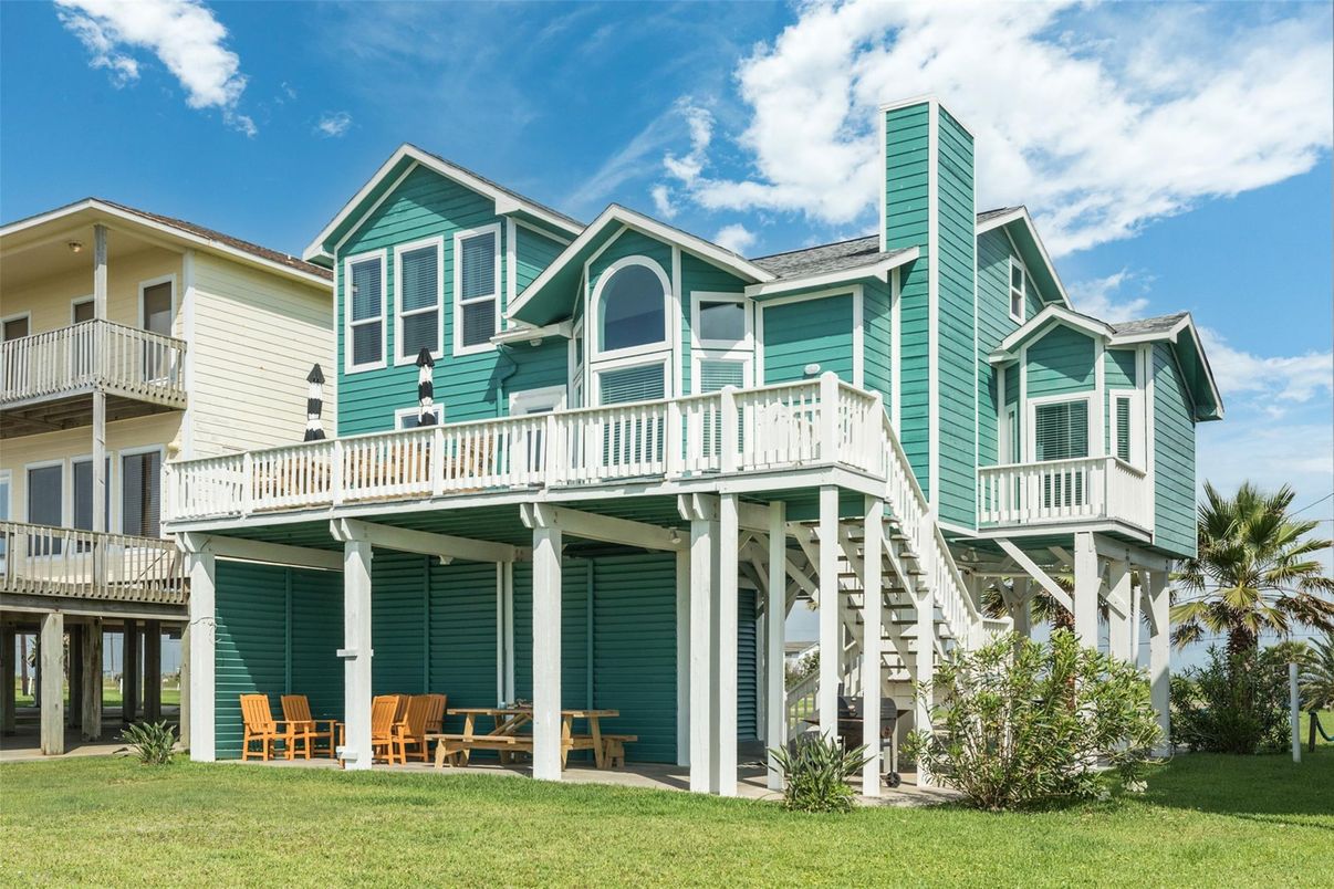 Exterior, Facade, Queen Anne Victorian