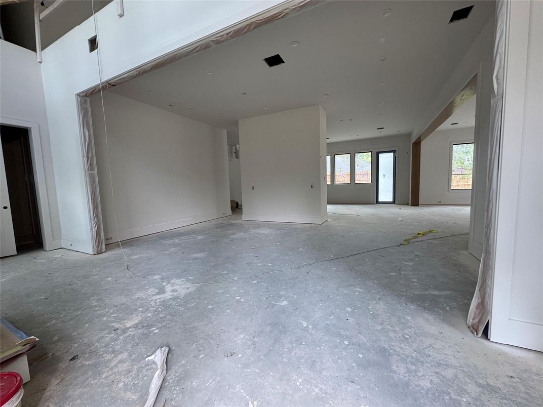 Empty room, Interior