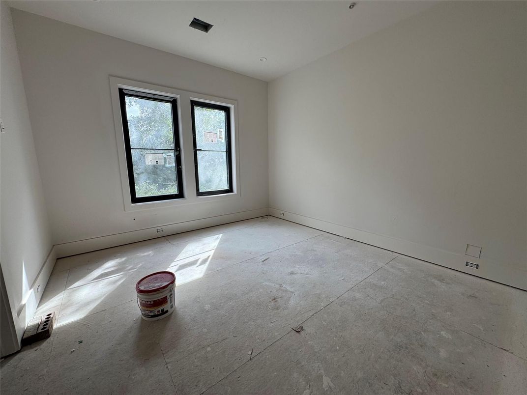 Empty room, Interior