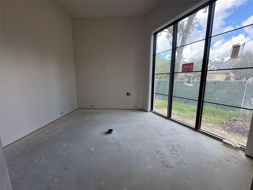 Empty room, Interior