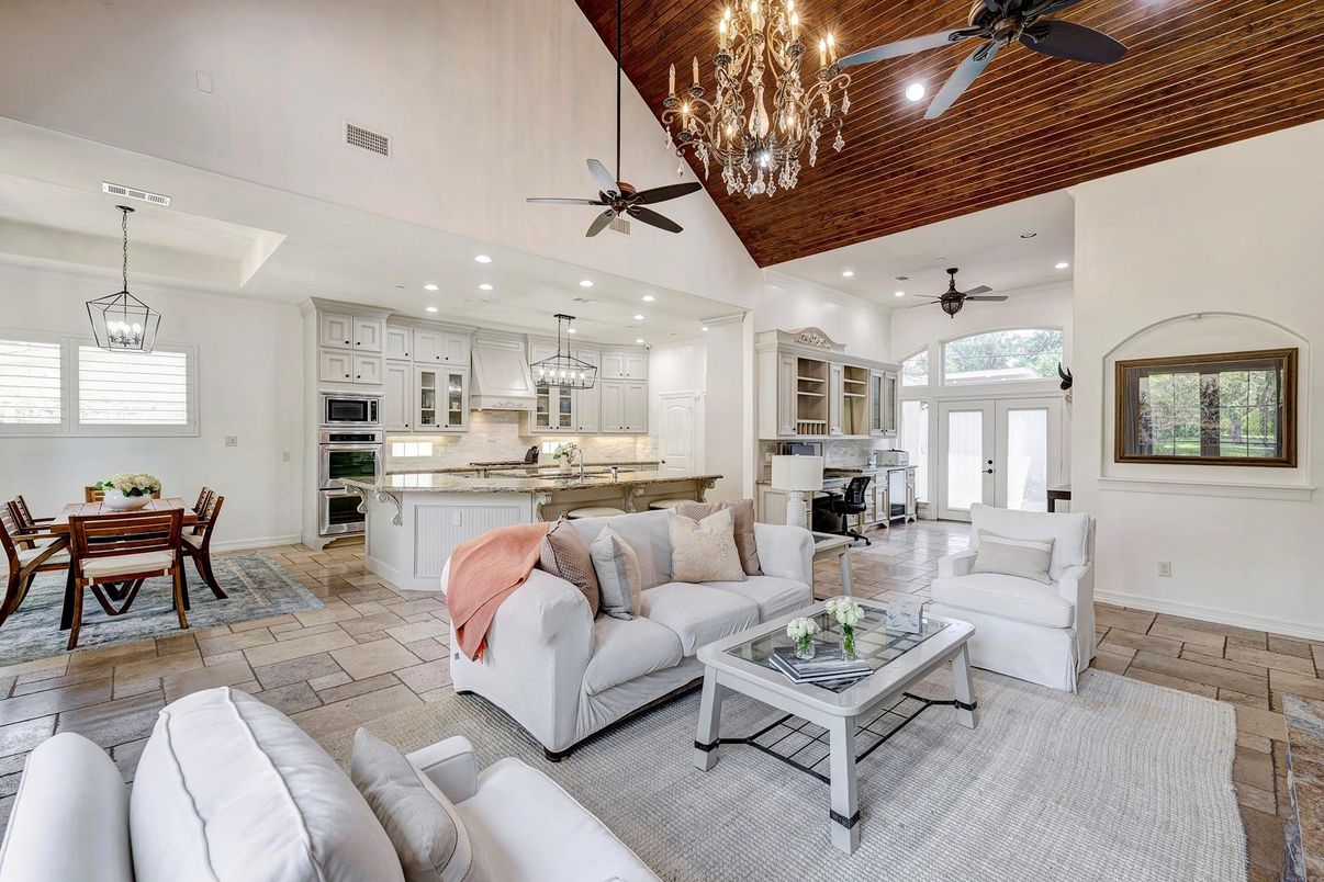 Chandelier, Dining room, Interior, Kitchen, Living room, Pendant Lights, Recessed Lighting, Stainless Steel Appliances