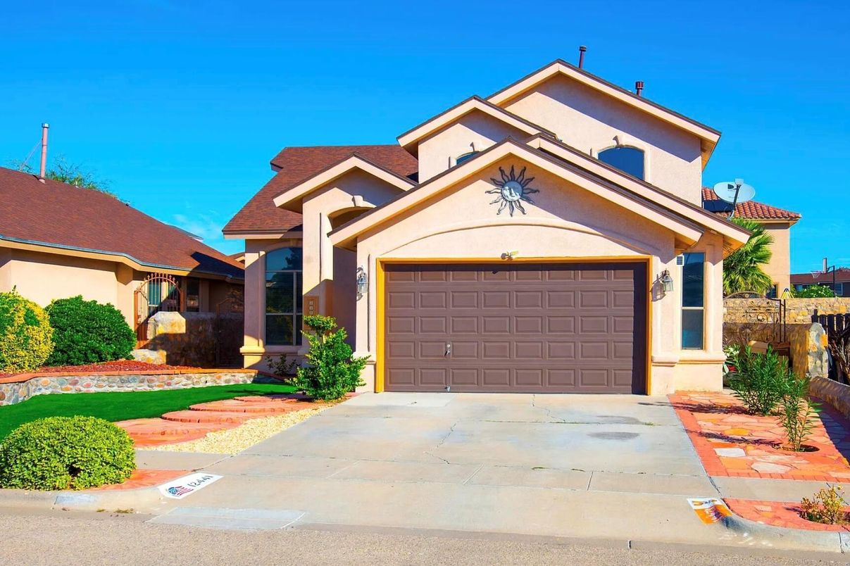 Attached, Exterior, Facade, Mediterranean