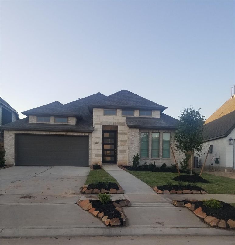 Attached, Exterior, Facade, Modern