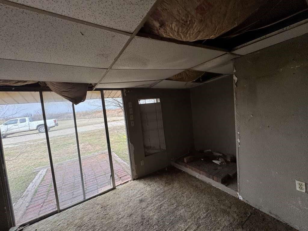 Empty room, Interior