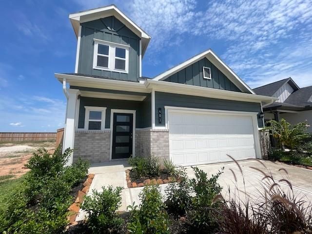 Attached, Exterior, Facade, American Craftsman