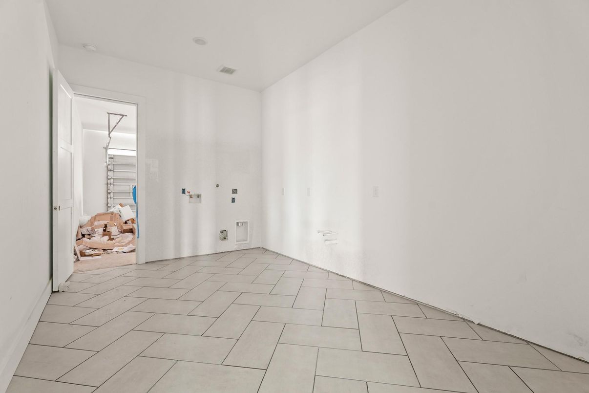 Empty room, Interior