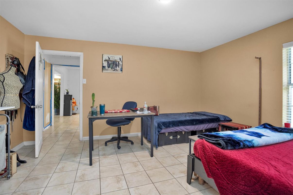 Home Office, Interior