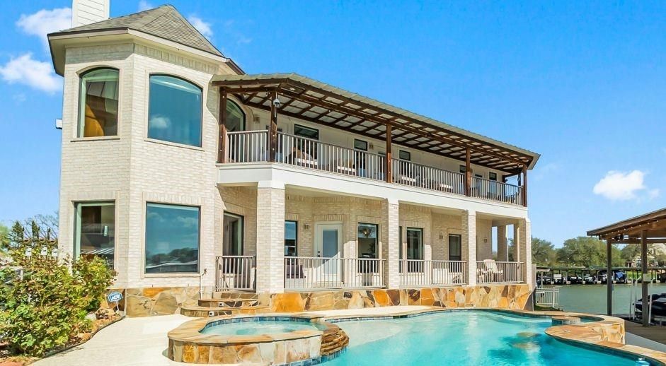 Exterior, Pool, Water
