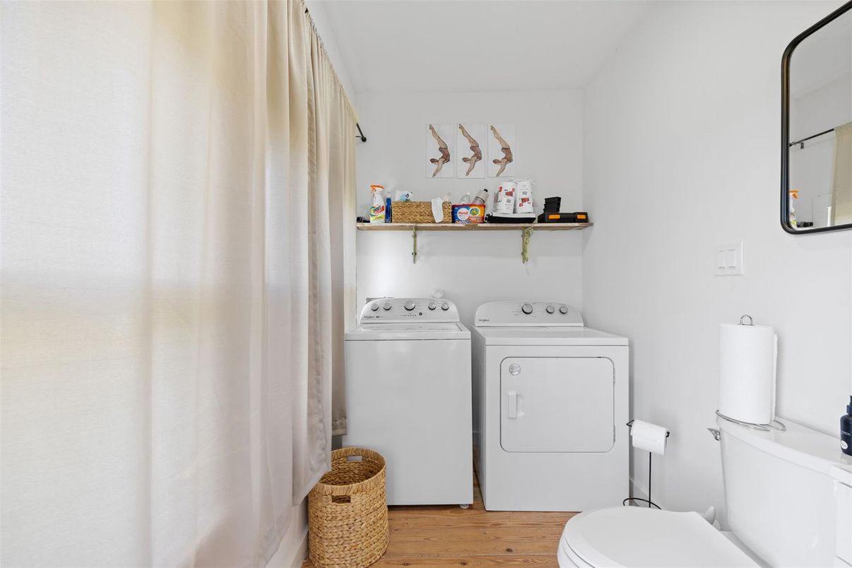 Interior, Washer, Wood Texture Flooring