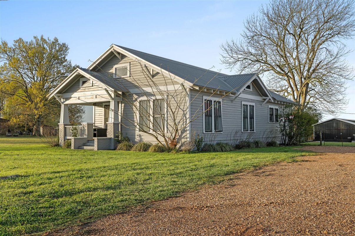 Backyard, Exterior, Facade, Farmhouse