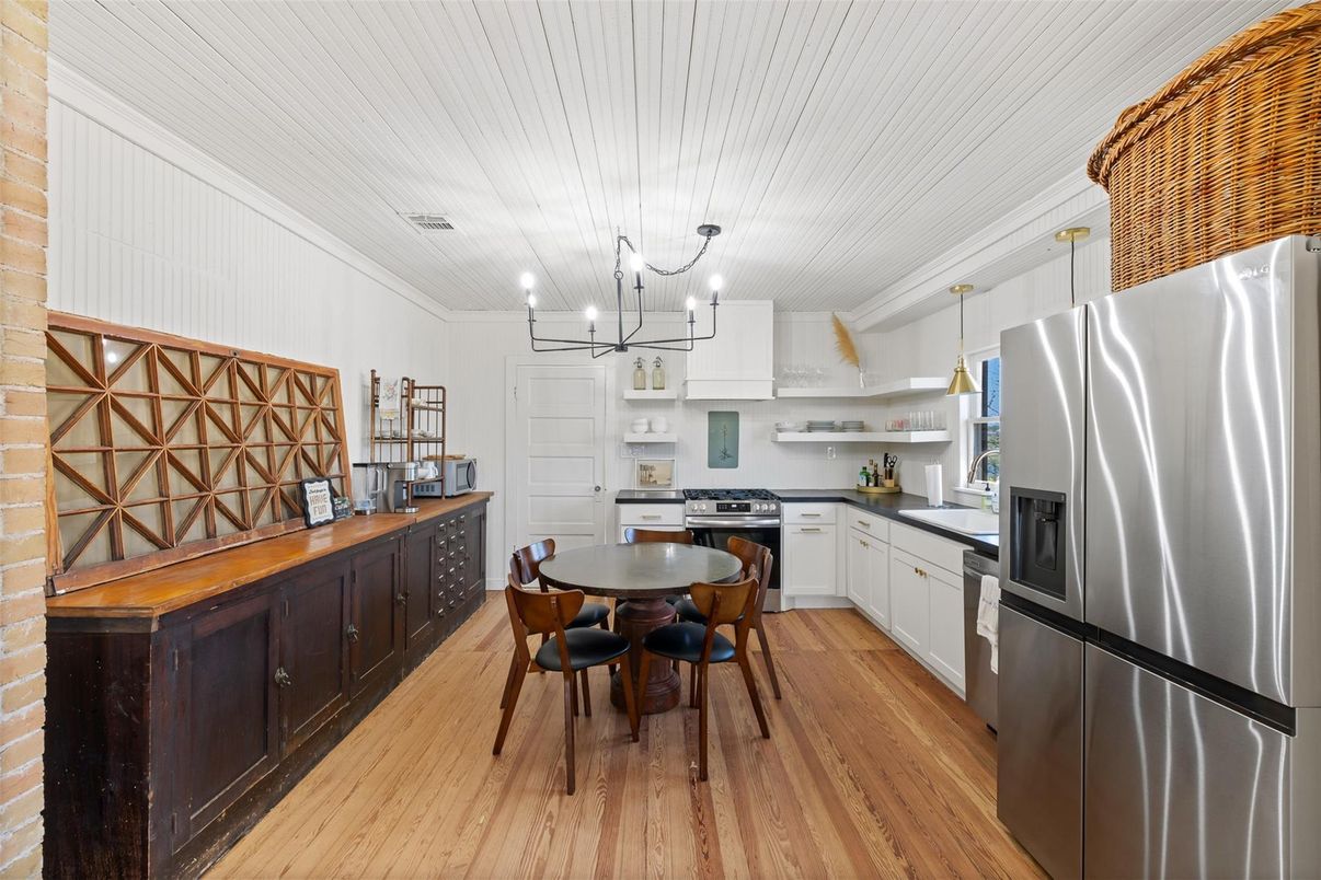 Chandelier, Dining room, Interior, Kitchen, Stainless Steel Appliances, Wood Texture Flooring