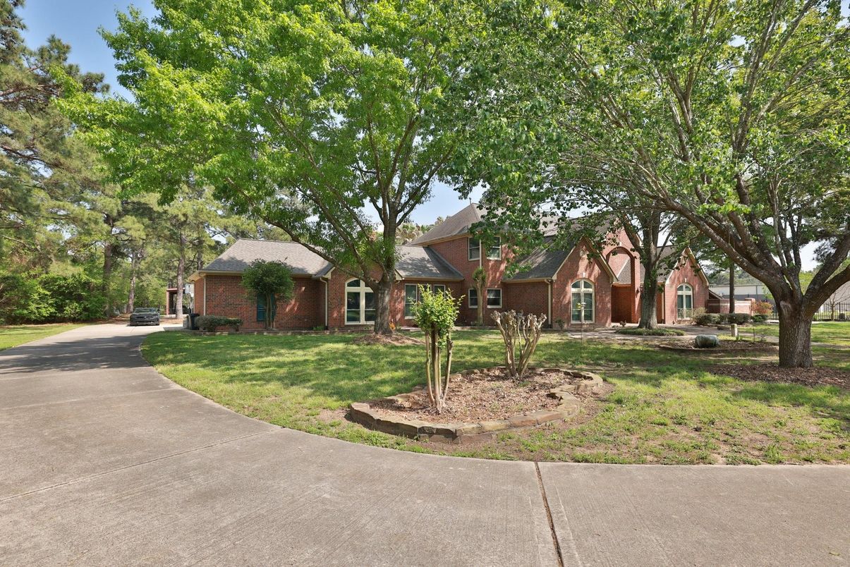 Exterior, Facade, Brick Facade, Log Home
