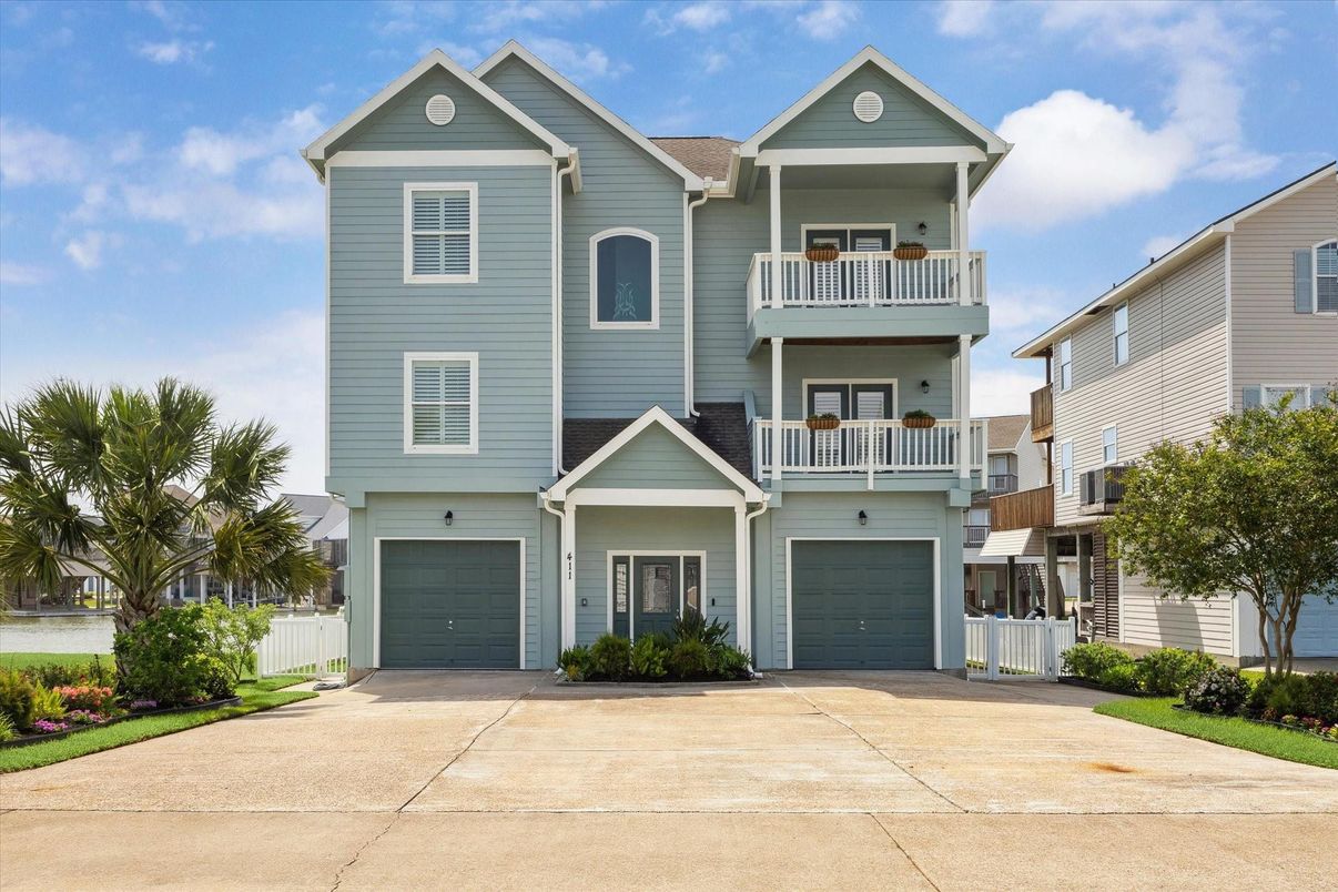Attached, Exterior, Facade, American Craftsman