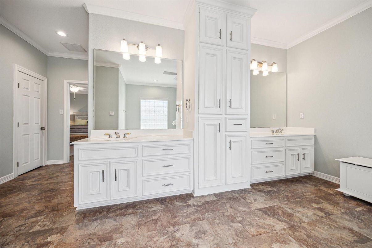 Bathroom, Dual Sink Vanities, Interior, Recessed Lighting