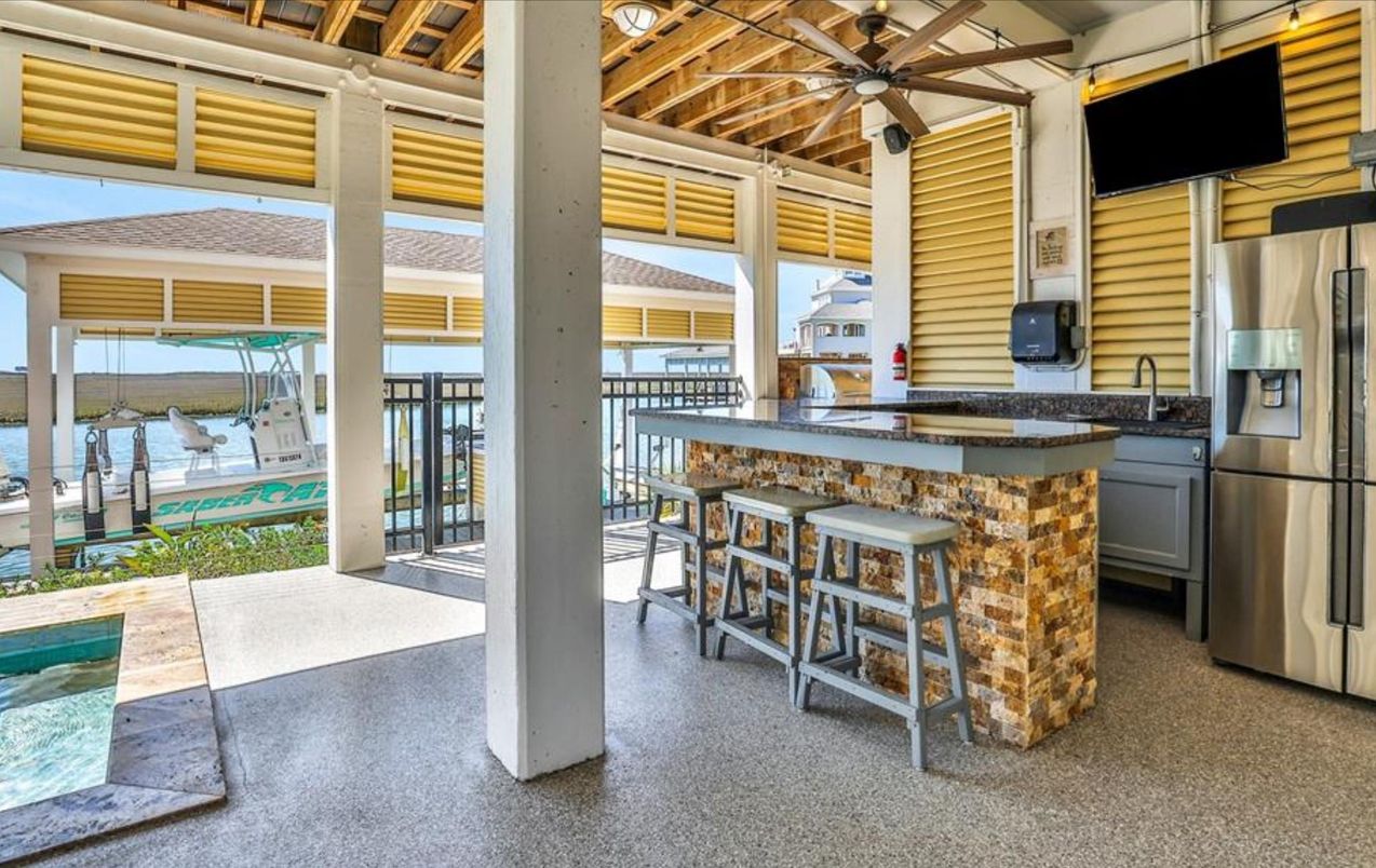 Exterior, Outdoor Kitchen