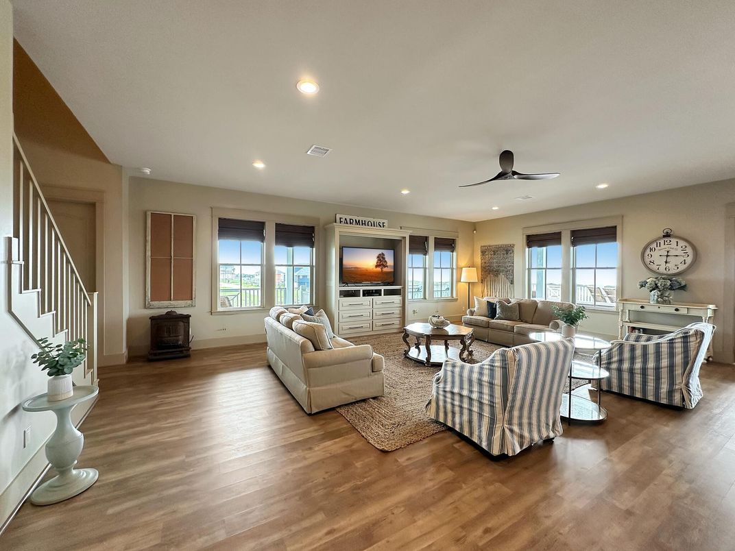 Interior, Living room, Recessed Lighting, Wood Texture Flooring