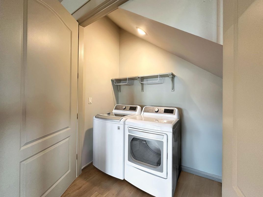 Interior, Recessed Lighting, Washer, Wood Texture Flooring