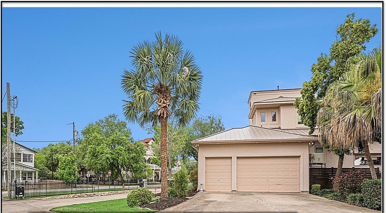 Attached, Exterior, Facade, Mediterranean