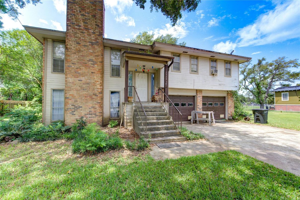 Attached, Exterior, Facade, Brick Facade, Raised Ranch