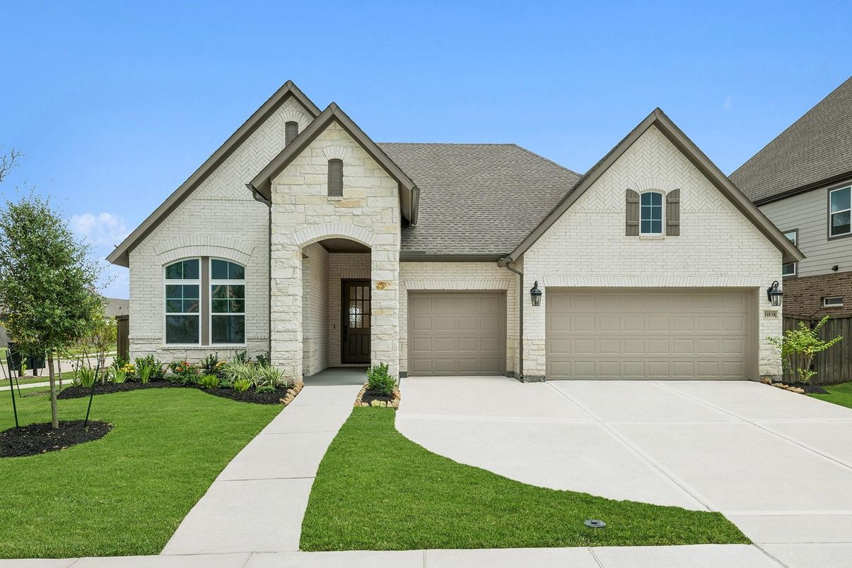 Attached, Exterior, Facade, Brick Traditional