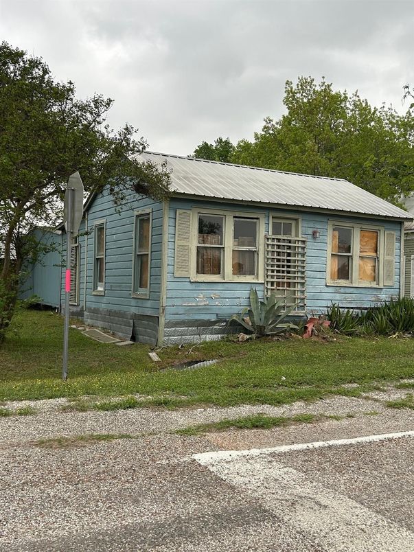 Backyard, Exterior, Facade, Ranch