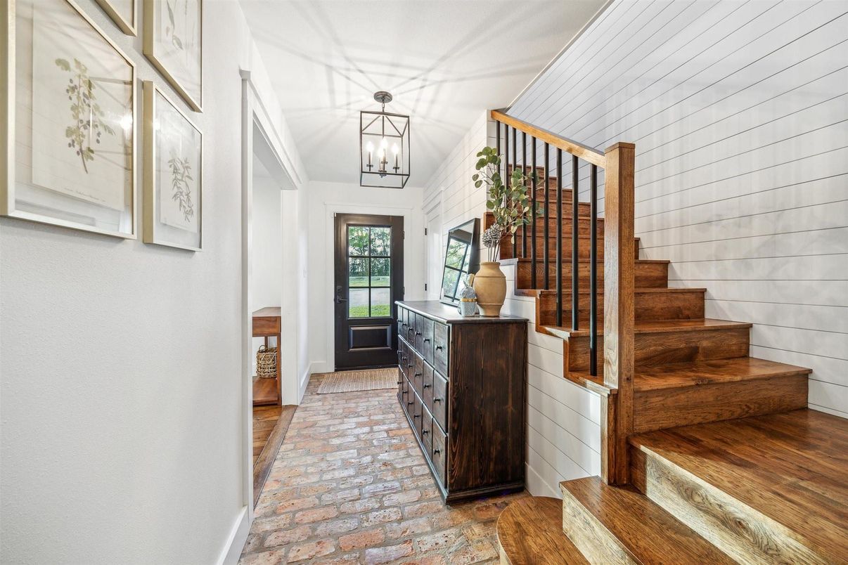 Interior, Pendant Lights, Wood Texture Flooring