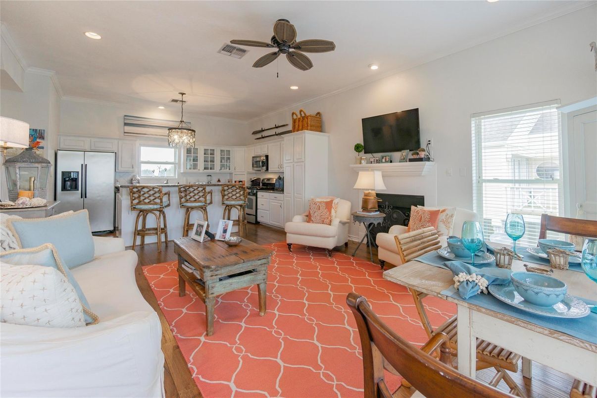 Dining room, Interior, Kitchen, Living room, Pendant Lights, Recessed Lighting, Stainless Steel Appliances