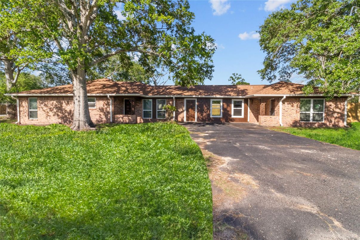 Exterior, Facade, Brick Facade, Ranch