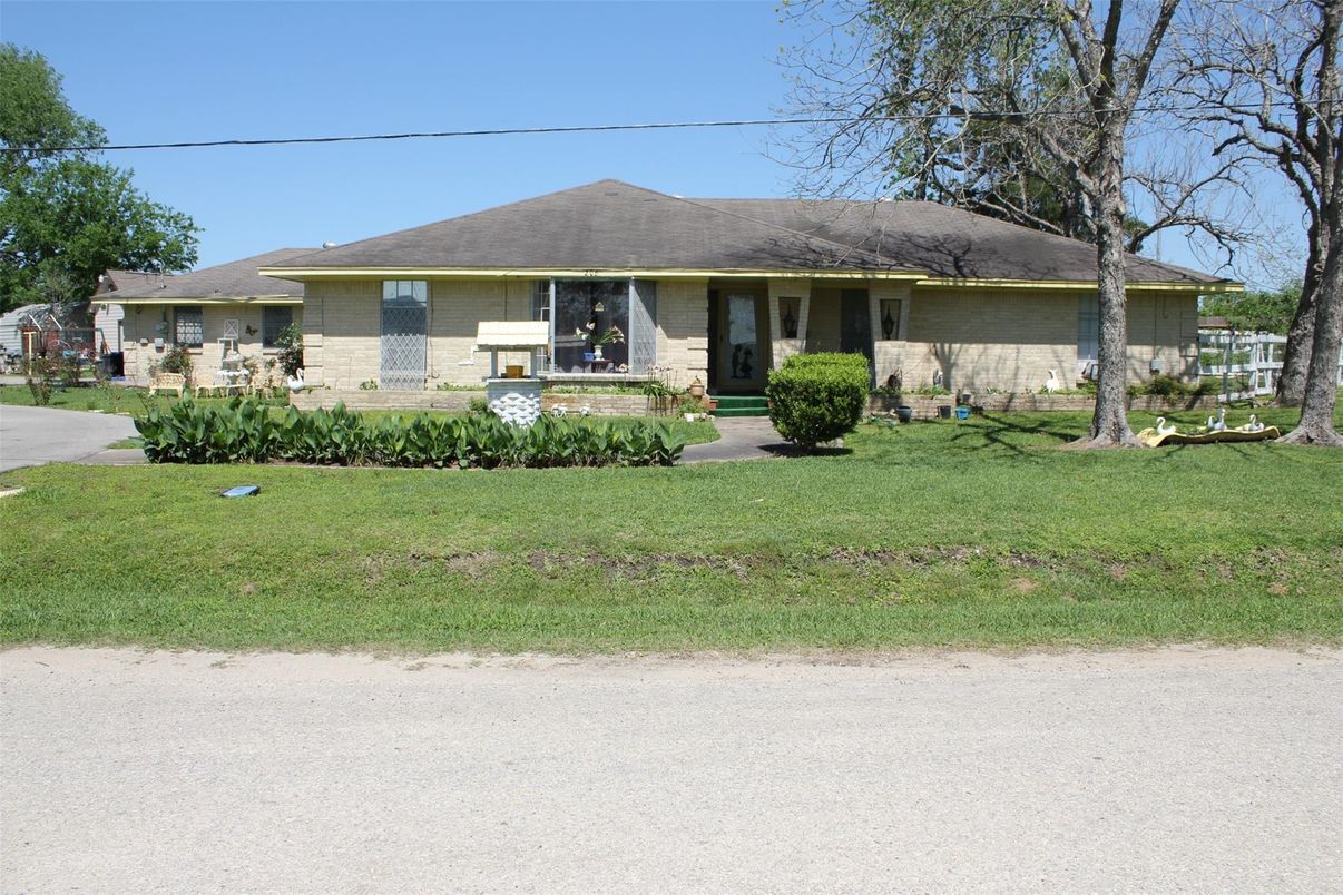 Backyard, Exterior, Facade, Ranch