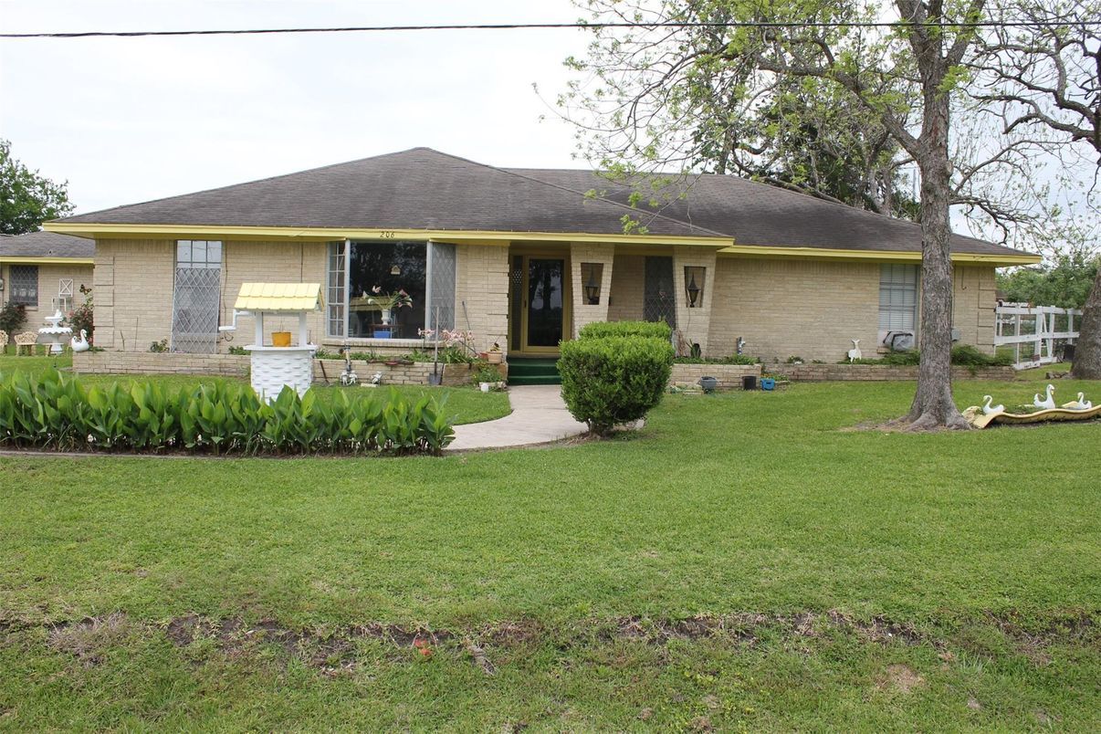 Backyard, Exterior, Facade, Brick Facade, Ranch