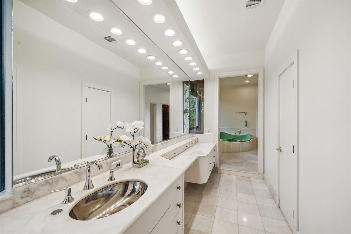 Bathroom, Dual Sink Vanities, Interior, Recessed Lighting