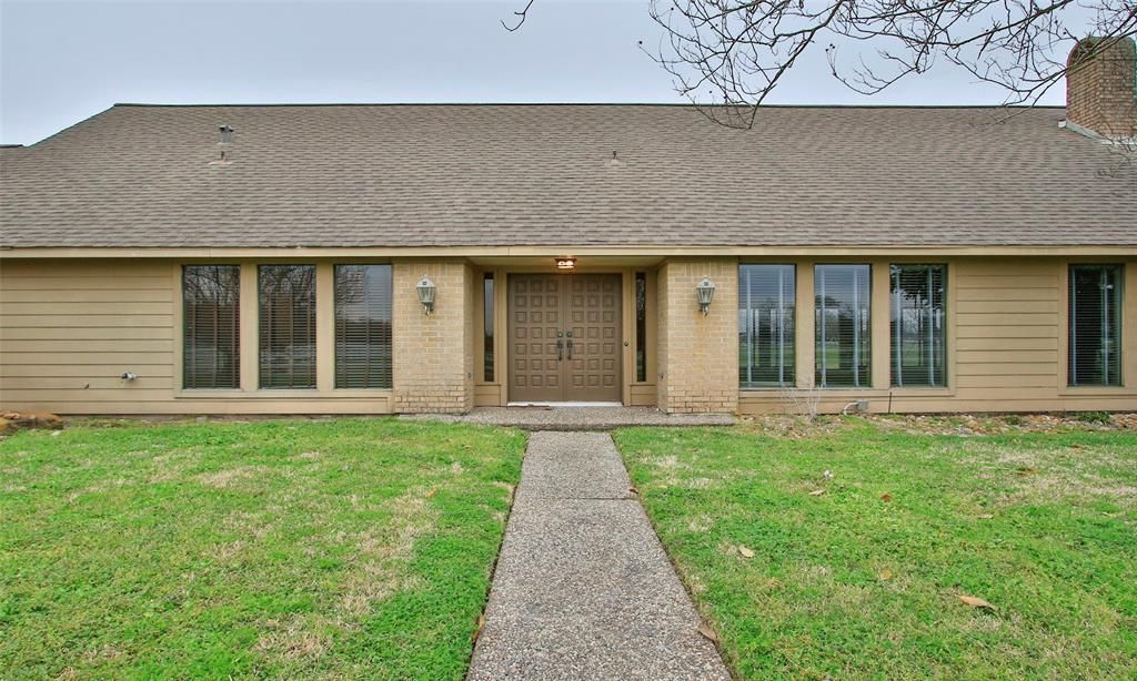Exterior, Facade, Ranch