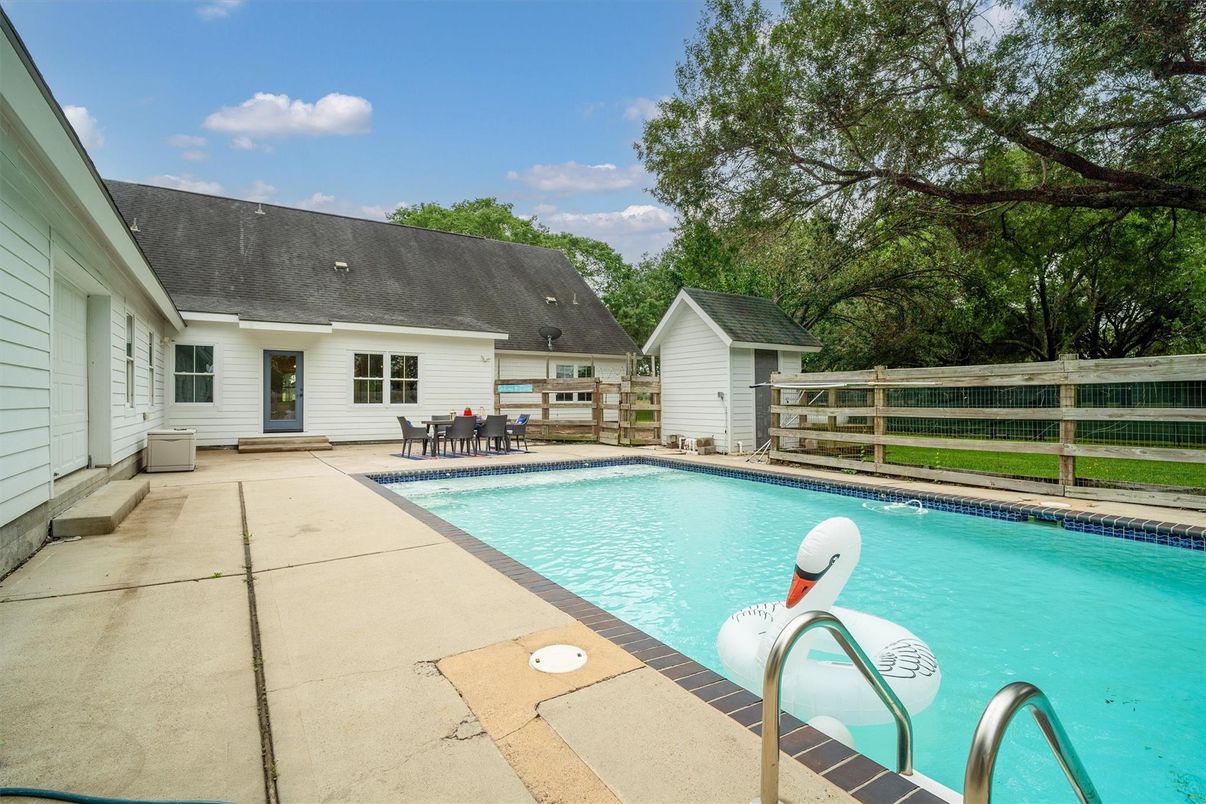 Exterior, Pool