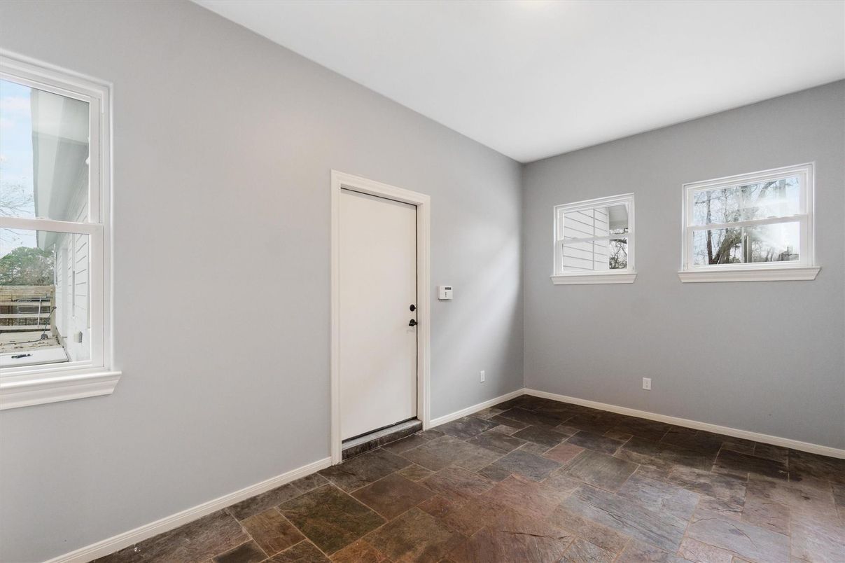 Empty room, Interior