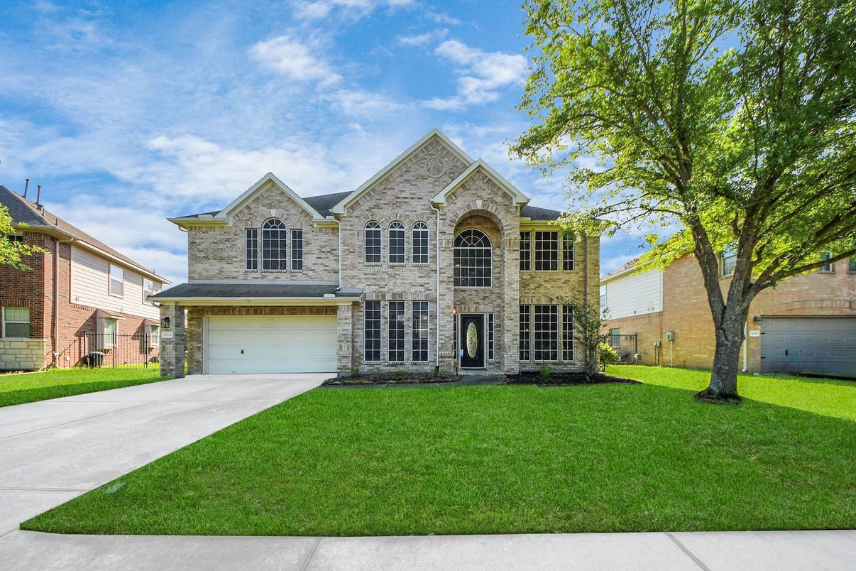 Attached, Exterior, Facade, Brick Traditional