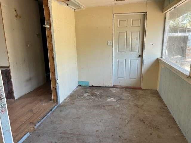 Empty room, Interior