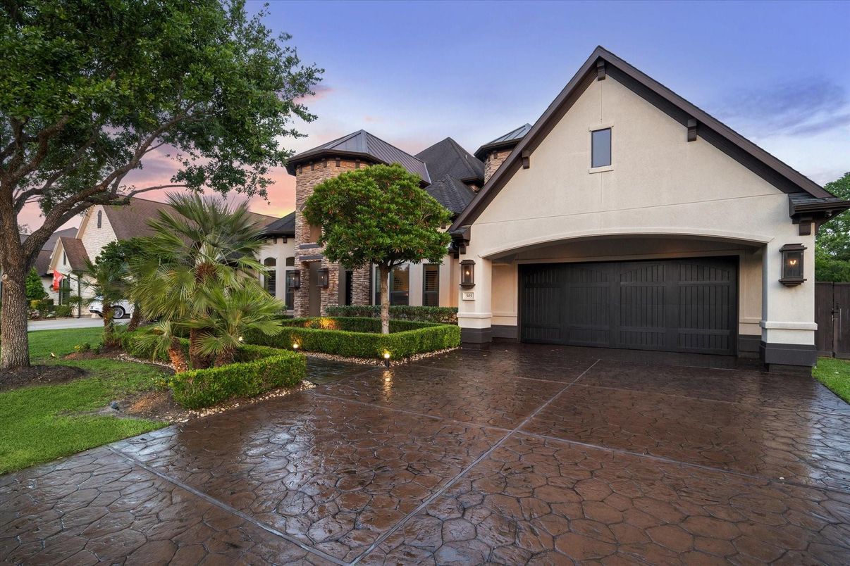 Attached, Exterior, Facade, American Craftsman
