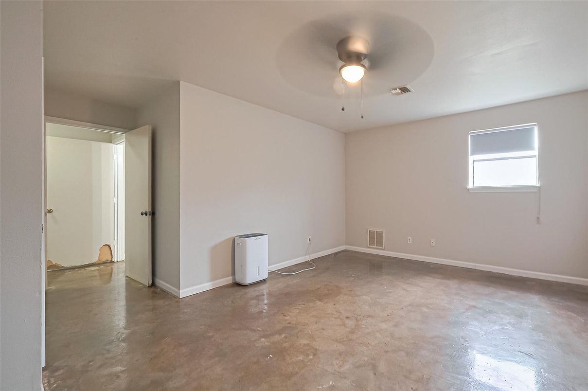 Empty room, Interior