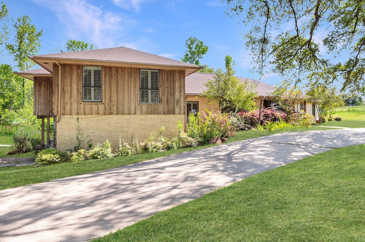 Backyard, Exterior, Facade, Log Home